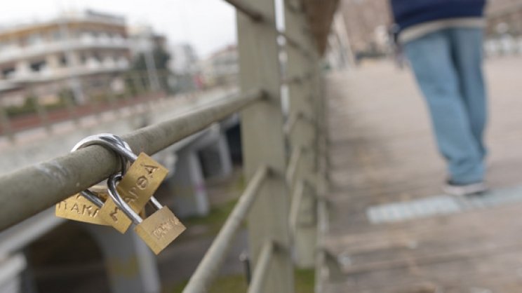 Λουκέτα αγάπης στη γέφυρα του Αλκαζάρ