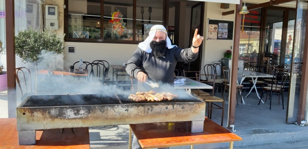 Το τσικνίζουν οι Βελεστινιώτες!