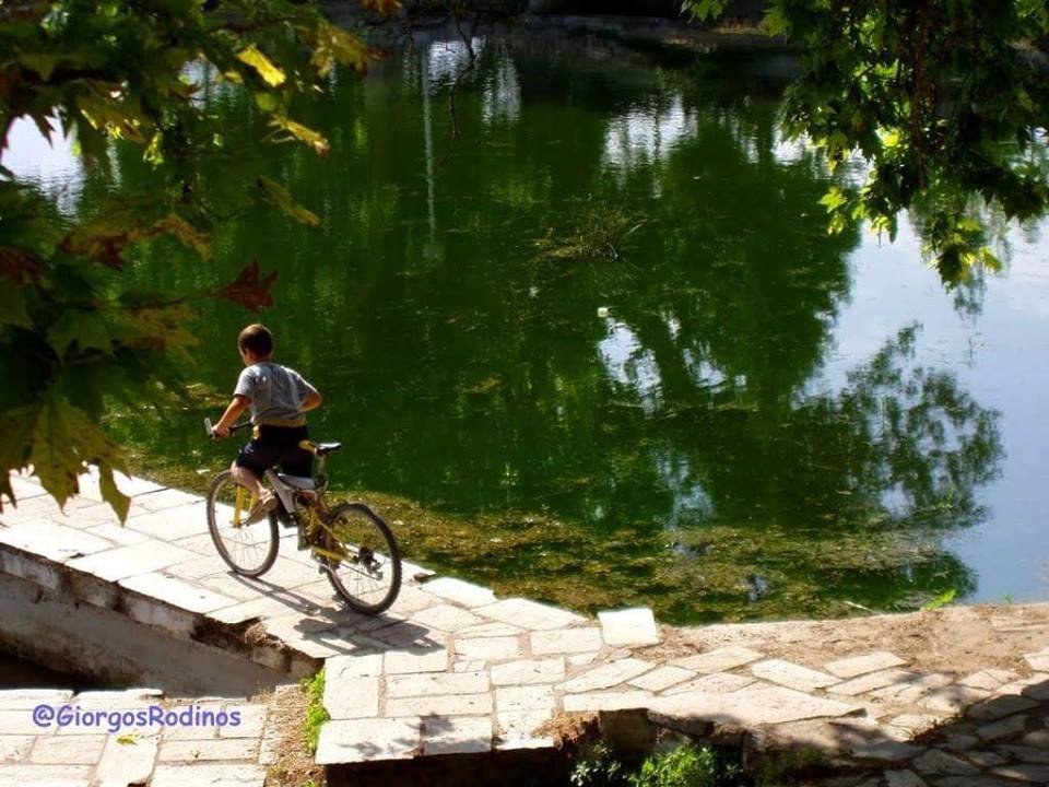 Κι ήτανε όμορφη σαν ψέμα...