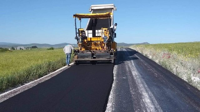 Εργασίες ασφαλτικών και οδοστρωσίας στο Αερινό 