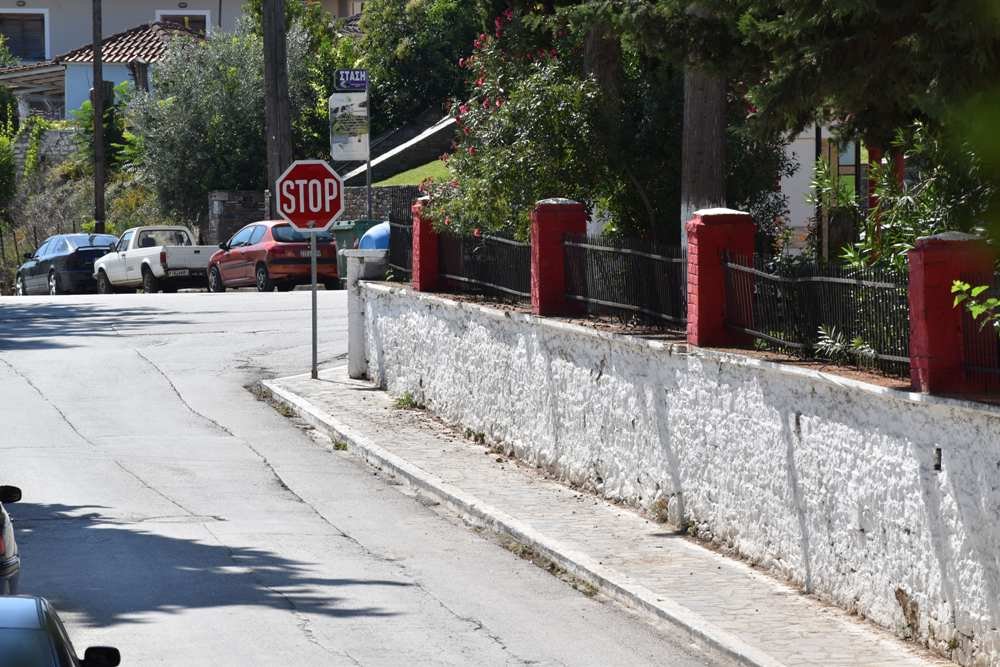 Απομάκρυνε τα αυτοκίνητα από το πεζοδρόμιο της οδού Αγίου Κωνσταντίνου η Αστυνομία