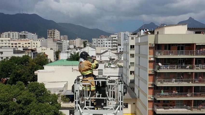 Βραζιλιάνος πυροσβέστης εμψυχώνει τους κατοίκους του Ρίο με μουσική