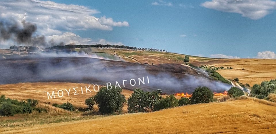 Φωτιά σε θεριζοαλωνιστική μηχανή και αγροτική έκταση