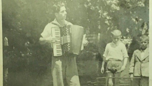 Με το ακορντεόν στην Υπέρεια Κρήνη