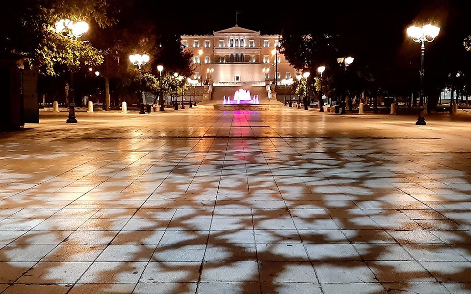 Πιο σκληρό Lockdown μεταξύ 9 μ.μ. και 5 π.μ. από την Παρασκευή με τρεις εξαιρέσεις