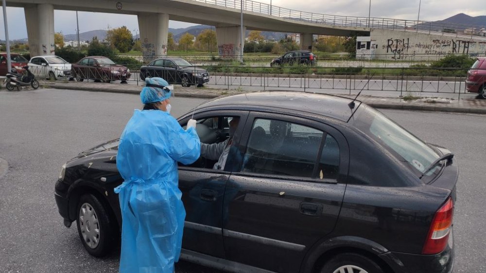 Βόλος: Ουρά χιλιομέτρων για το drive through rapid test στο Πανθεσσαλικό