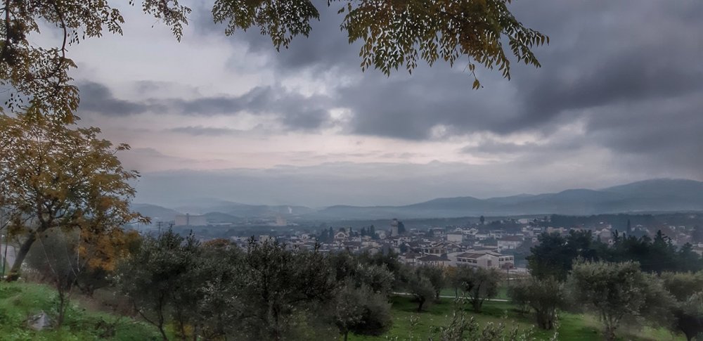 Η ομίχλη το καθιστά επιβλητικό