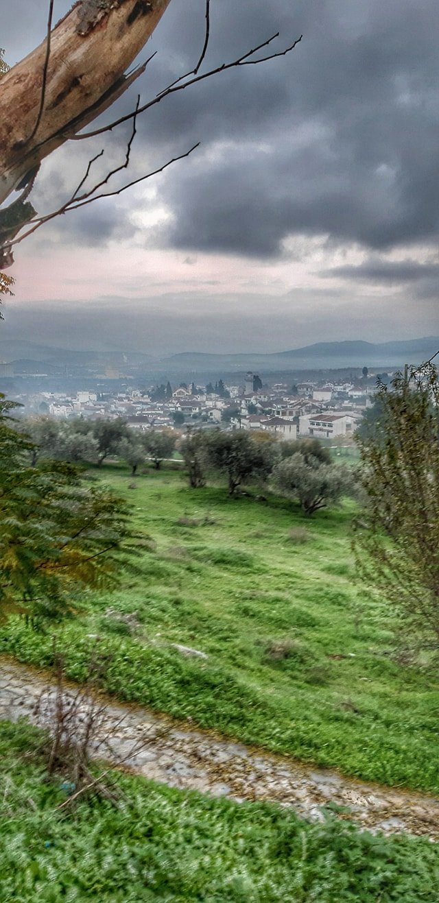 Η ομίχλη το καθιστά επιβλητικό