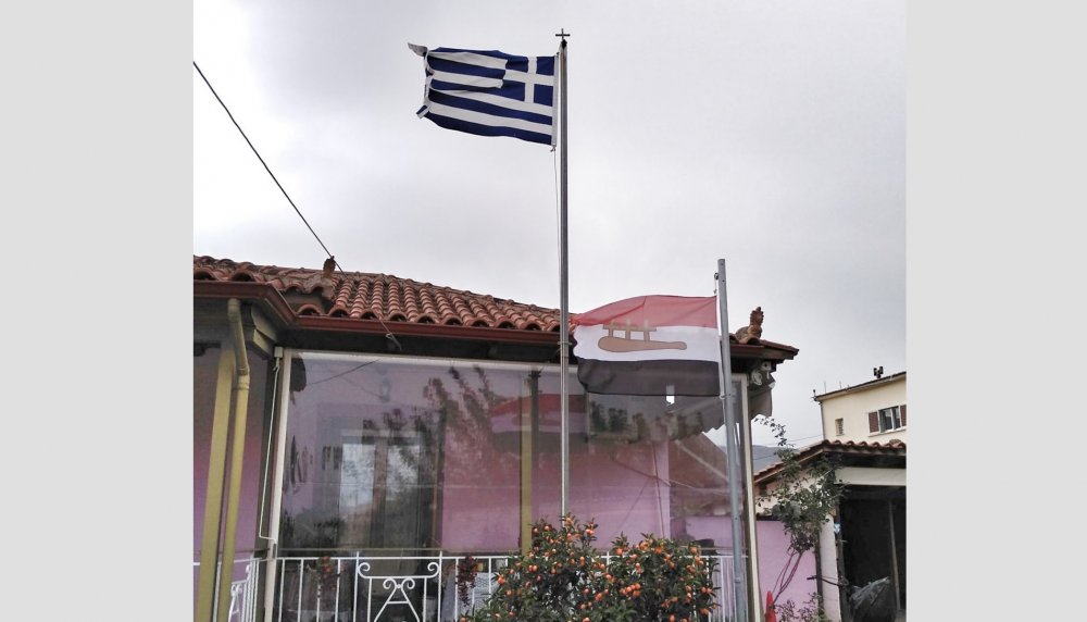 Αχαΐα: Με τη σημαία του Ρήγα στο μπαλκόνι