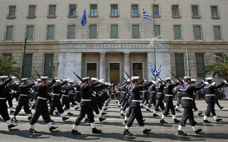 Δεν θα γίνουν παρελάσεις, μόνο η στρατιωτική - Τα νέα μέτρα στήριξης