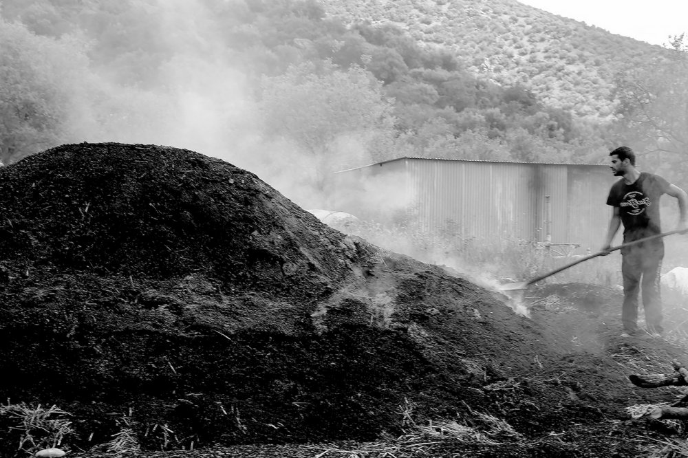 Φτιάχνοντας κάρβουνα στα χωριά της Κάρλας