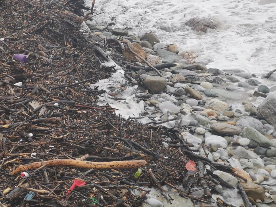 Η "Αθηνά" εξαφάνισε την παραλία στο Καμάρι 