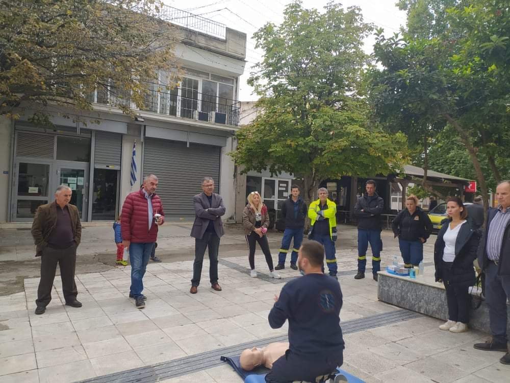 Προσφορά απινιδωτή στον Δήμο από την ΑΓΕΤ - Παρουσίαση ΚΑΡΠΑ στον πεζόδρομο