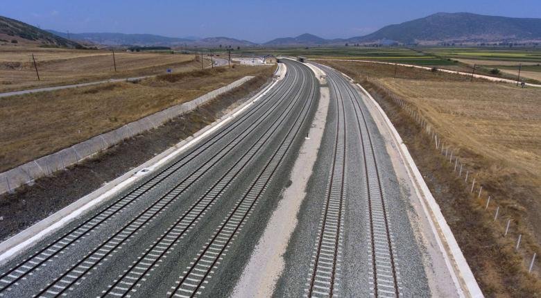 Συνδέεται σιδηροδρομικά με τις ΒΙ.ΠΕ. και το αεροδρόμιο το Λιμάνι Βόλου