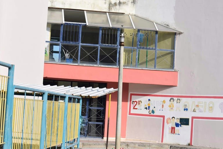 Ξεκόλλησε πλέξιγκλας οροφής στο 2ο Δημοτικό