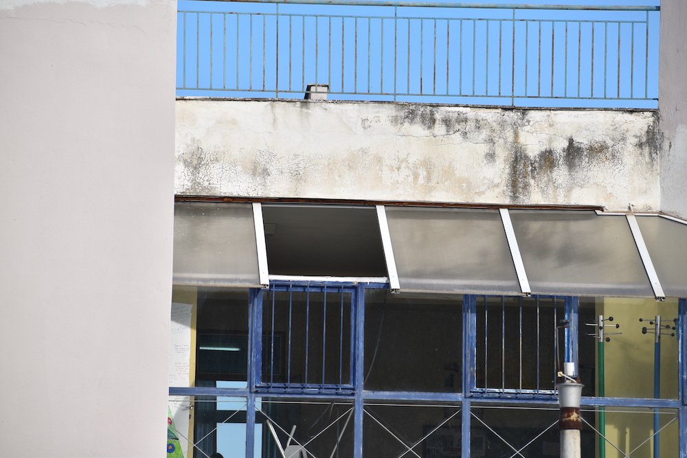 Ξεκόλλησε πλέξιγκλας οροφής στο 2ο Δημοτικό