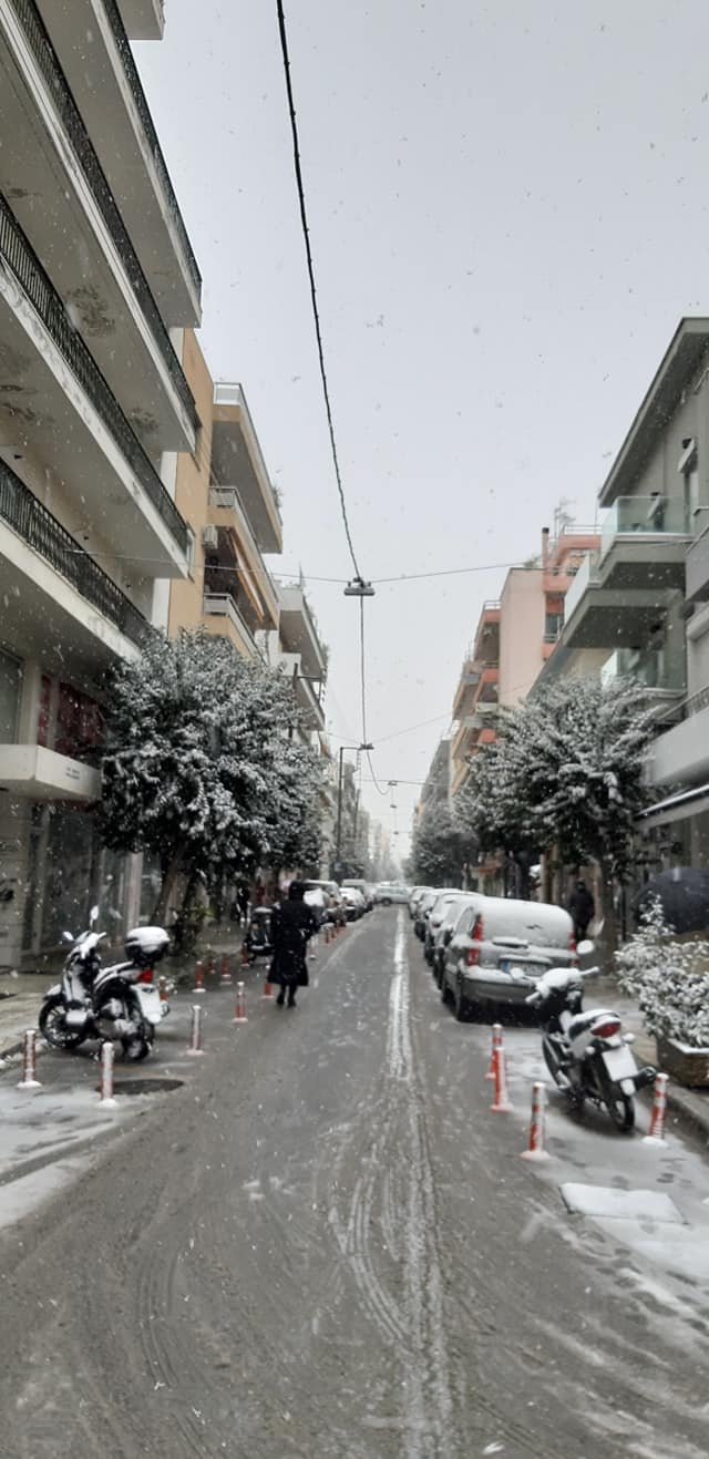 Πυκνή πρωινή χιονόπτωση και στον Βόλο 