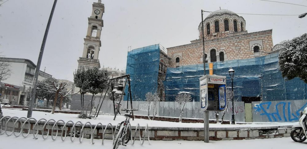 Πυκνή πρωινή χιονόπτωση και στον Βόλο 