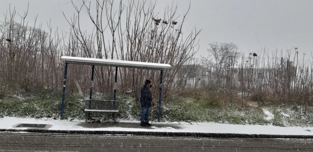 Πυκνή πρωινή χιονόπτωση και στον Βόλο 