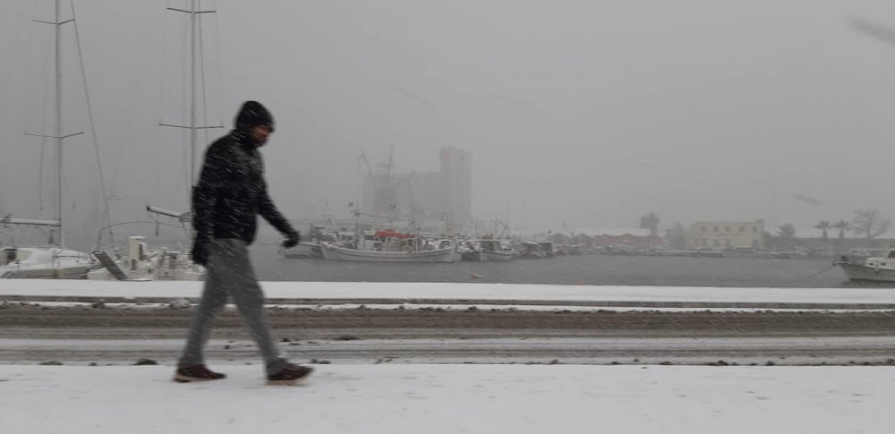 Πυκνή πρωινή χιονόπτωση και στον Βόλο 