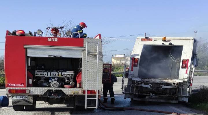 Φωτιά σε απορριμματοφόρο αντιμετώπισε η Πυροσβεστική