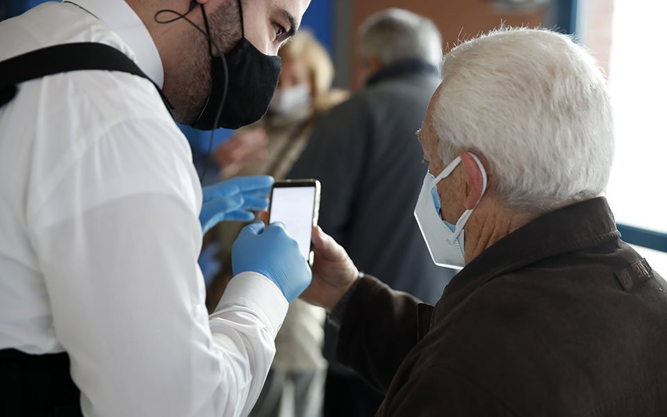 Τέταρτη δόση: Ανοίγει η πλατφόρμα για τους άνω των 70 και άνω των 60