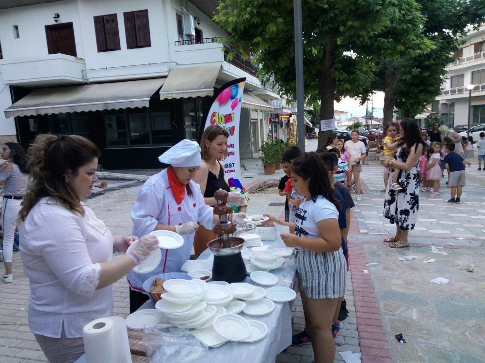 1ο Δημοτικό και Νηπιαγωγείο: Πολύχρωμη γιορτή στον πεζόδρομο με παιδιά και γονείς