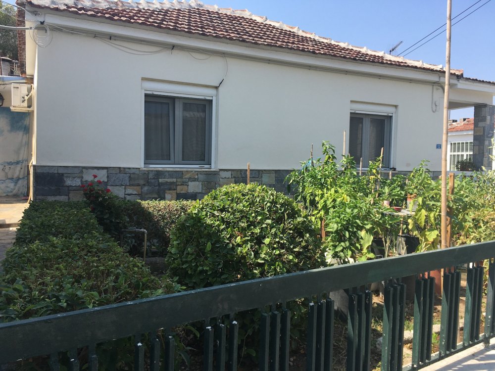 Πωλείται οικία και γκαρσονιέρα στο κέντρο του Βελεστίνου