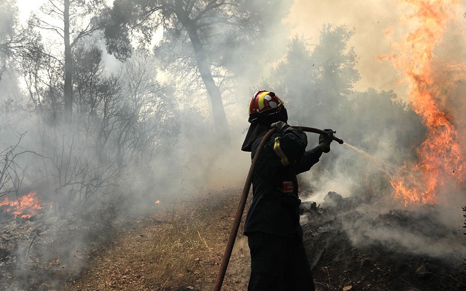 Πολύ υψηλός κίνδυνος πυρκαγιάς την Κυριακή σε πέντε Περιφέρειες 
