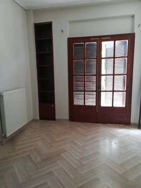 Ενοικιάζεται ευρύχωρο διαμέρισμα με μπαλκόνι στο κέντρο του Βελεστίνου
