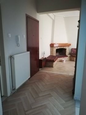 Ενοικιάζεται ευρύχωρο διαμέρισμα με μπαλκόνι στο κέντρο του Βελεστίνου 