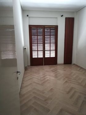 Ενοικιάζεται ευρύχωρο διαμέρισμα με μπαλκόνι στο κέντρο του Βελεστίνου
