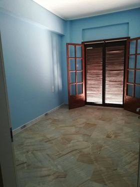 Ενοικιάζεται ευρύχωρο διαμέρισμα με μπαλκόνι στο κέντρο του Βελεστίνου