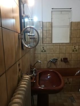 Ενοικιάζεται ευρύχωρο διαμέρισμα με μπαλκόνι στο κέντρο του Βελεστίνου