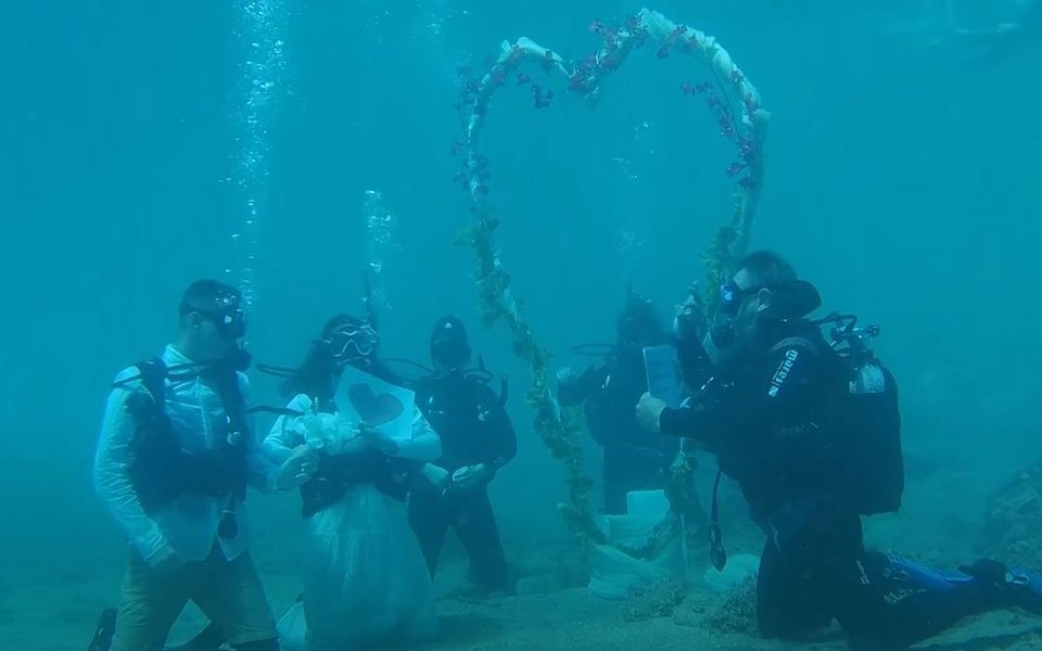 Βίντεο: Τελέστηκε ο πρώτος υποβρύχιος γάμος στην Αλόννησο