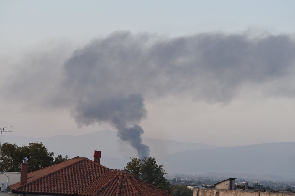 Φωτιά στον Ριζόμυλο - Ορατός πυκνός μαύρος καπνός και στο Βελεστίνο