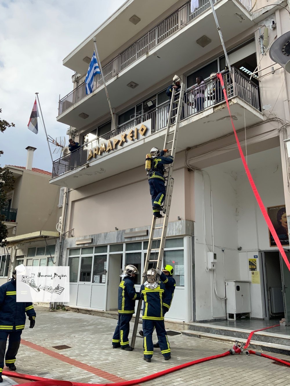 Εντυπωσιακές εικόνες από την άσκηση της Πυροσβεστικής στο Βελεστίνο