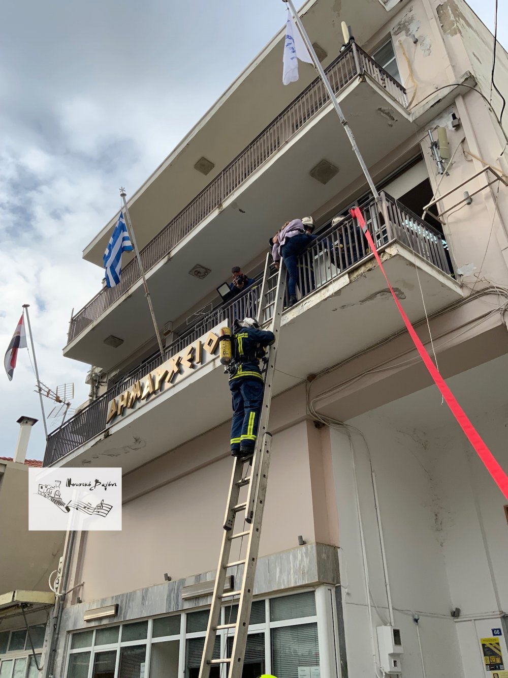 Εντυπωσιακές εικόνες από την άσκηση της Πυροσβεστικής στο Βελεστίνο