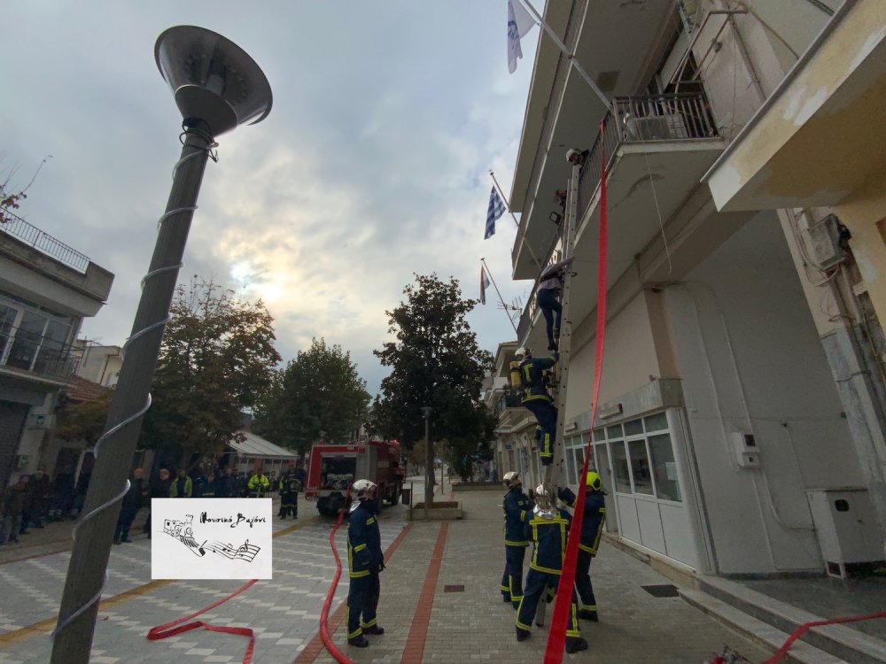Εντυπωσιακές εικόνες από την άσκηση της Πυροσβεστικής στο Βελεστίνο