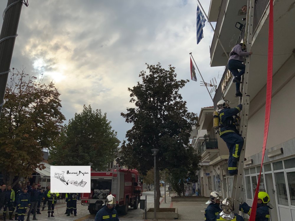 Εντυπωσιακές εικόνες από την άσκηση της Πυροσβεστικής στο Βελεστίνο