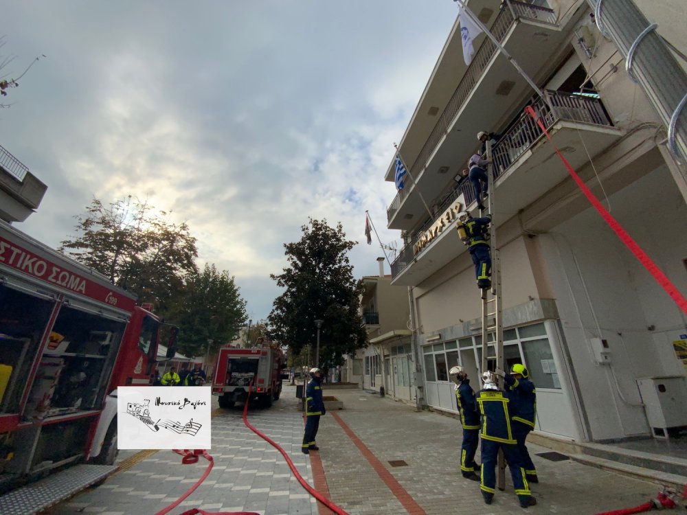 Εντυπωσιακές εικόνες από την άσκηση της Πυροσβεστικής στο Βελεστίνο