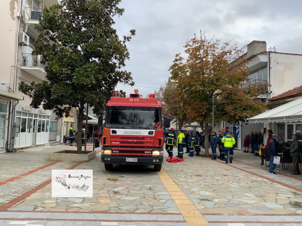 Εντυπωσιακές εικόνες από την άσκηση της Πυροσβεστικής στο Βελεστίνο