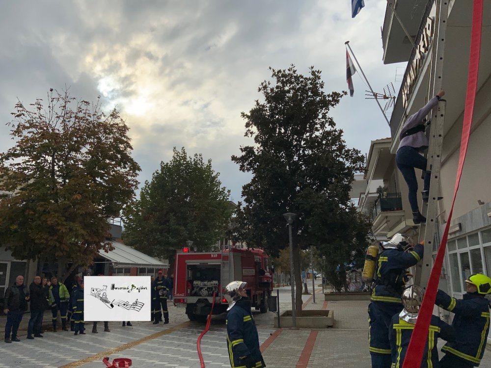 Εντυπωσιακές εικόνες από την άσκηση της Πυροσβεστικής στο Βελεστίνο 