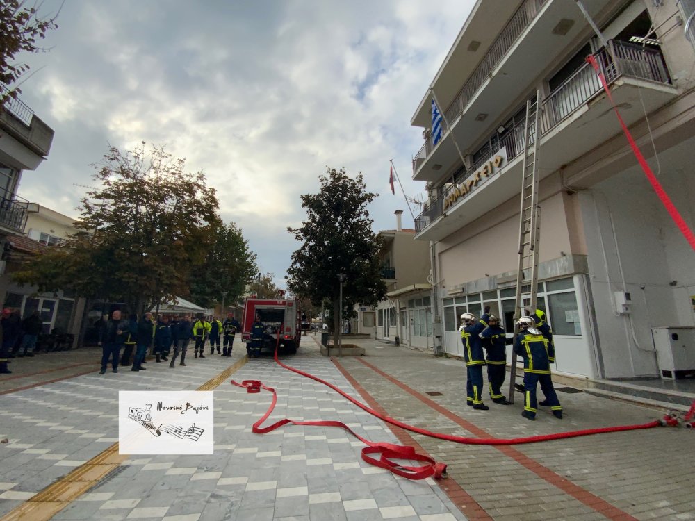Εντυπωσιακές εικόνες από την άσκηση της Πυροσβεστικής στο Βελεστίνο