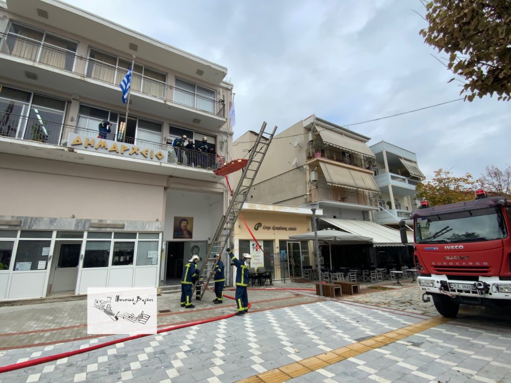 Εντυπωσιακές εικόνες από την άσκηση της Πυροσβεστικής στο Βελεστίνο