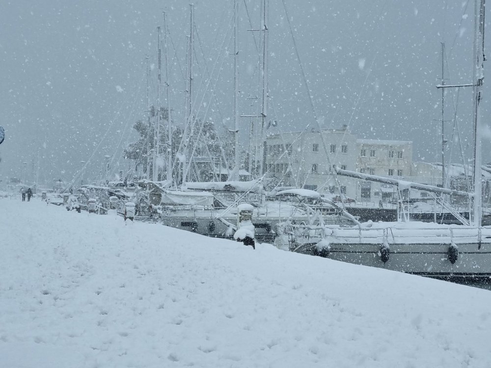 Η χιονισμένη παραλία του Βόλου