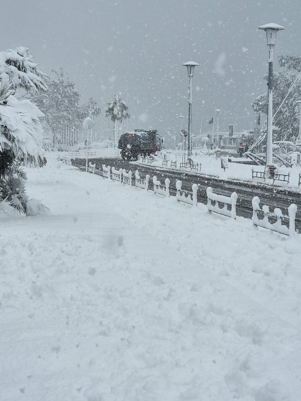 Η χιονισμένη παραλία του Βόλου