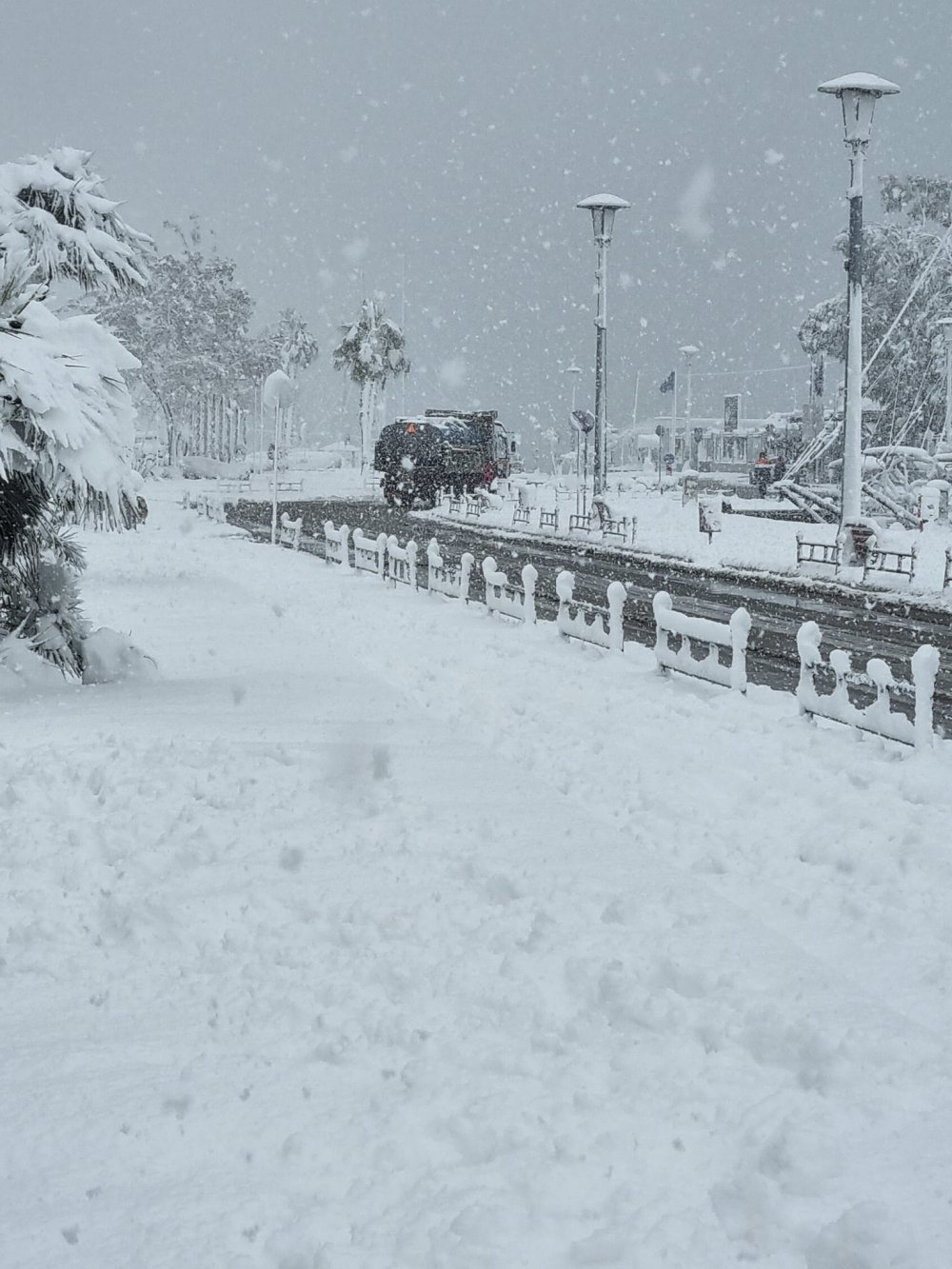 Η χιονισμένη παραλία του Βόλου 