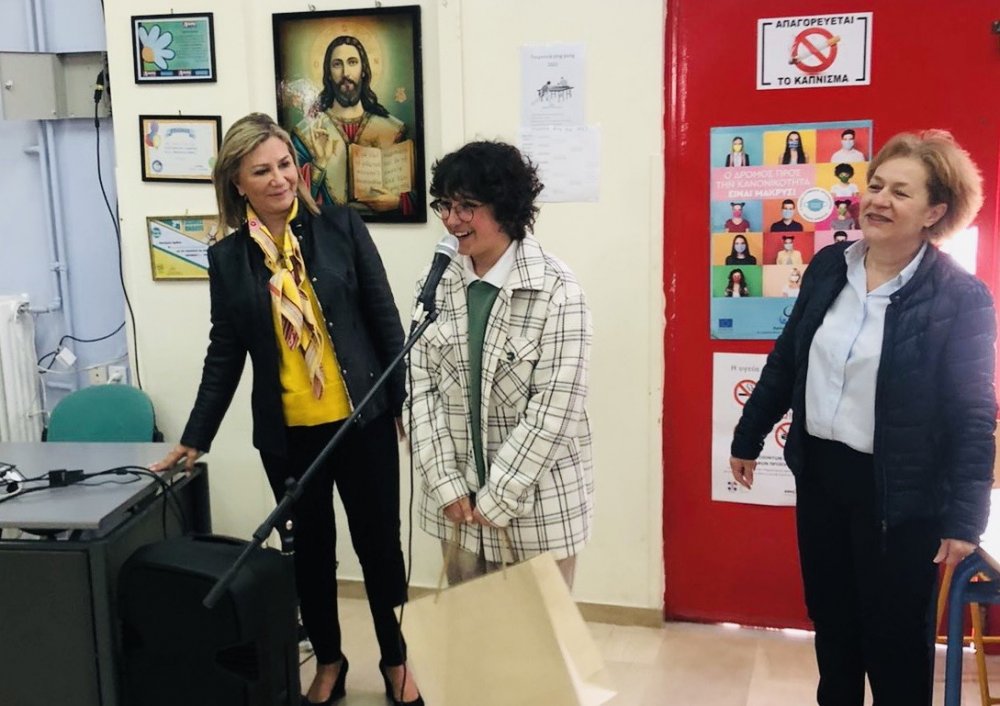 Η Ζ. Μακρή στο Γυμνάσιο με Λ. Τ. Ευξεινούπολης για τη βράβευση του μαθητή Χρήστου Κυρίτση