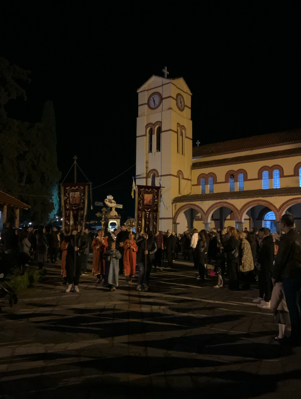 Πλήθος κόσμου στην περιφορά των Επιταφίων